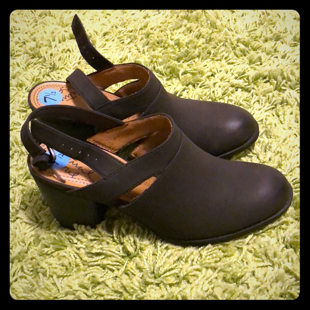 Natural sole clog boot